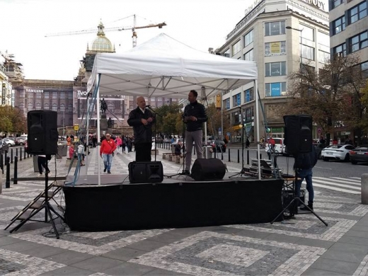 Pódium do rozměru 4x3m (12m2), výška max. 60cm.
